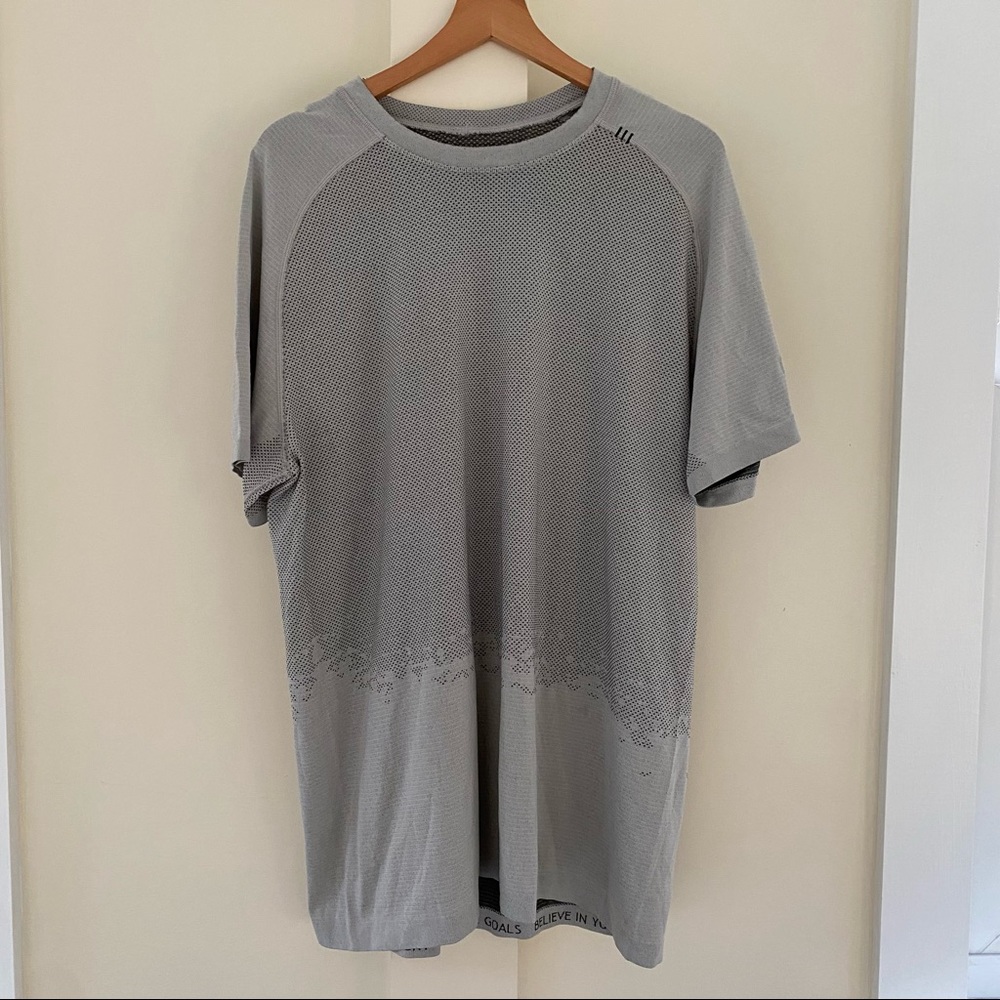 lululemon mens athletic t shirt size XL grey stripes geo